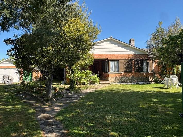 Location de vacances pour 9 personnes, avec vue ainsi que jardin et piscine, animaux acceptés à La Adrada