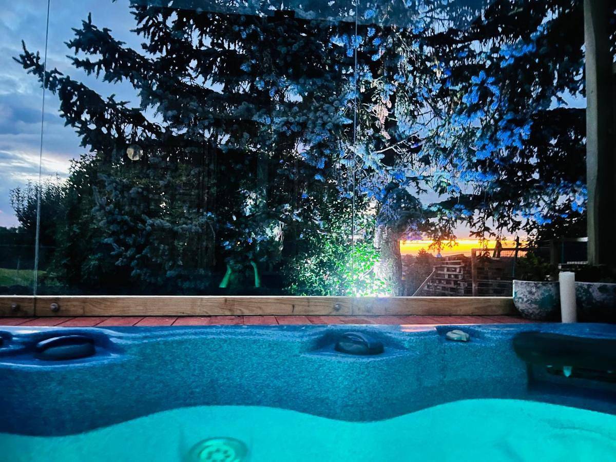 La k abane jacuzzi extérieur chauffée piscine de saison totalement privatisé in Blandin, Région de La Tour-du-Pin
