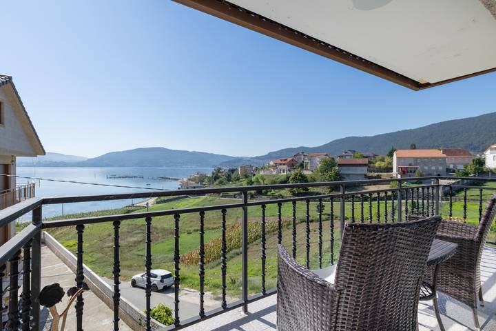 Casa vacacional 'Seaside Stay' con vistas al mar, jardín privado y Wifi in Santa Cristina de Cobres, Vilaboa