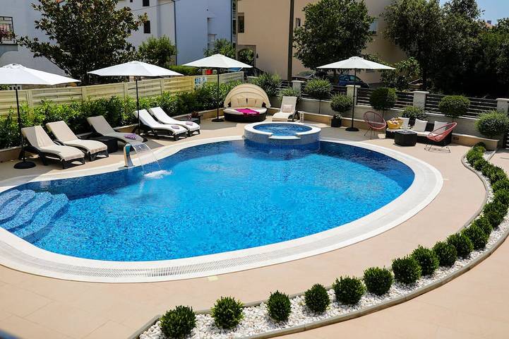 Ferienwohnung für 3 Personen, mit Garten und Balkon sowie Whirlpool und Pool in Biograd na Moru