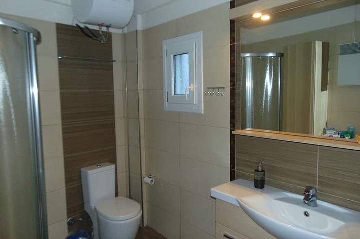 Location de vacances pour 3 personnes, avec balcon ainsi que jacuzzi et jardin dans Perivolos - 4