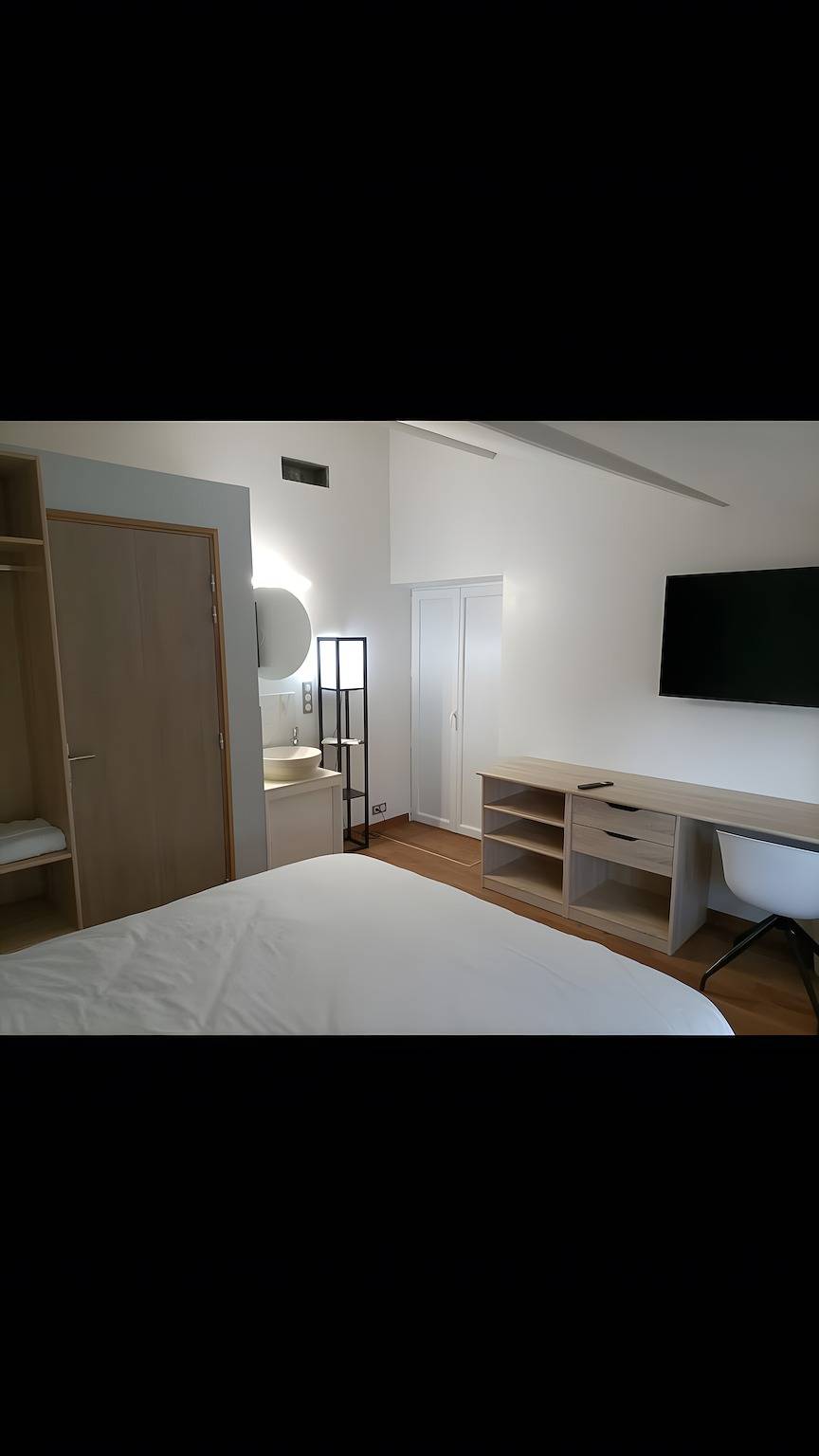 Roze Kamer op de Eerste Verdieping in Grasse, Middellandse Zeekust (Frankrijk)