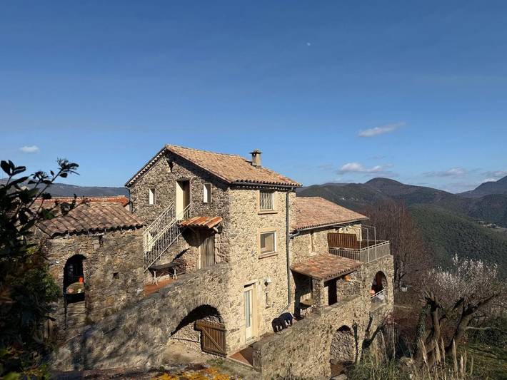 Location de vacances pour 7 personnes, avec vue et jardin, adapté aux familles à Sumène