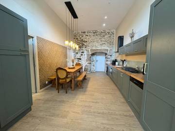 Gîte pour 16 personnes, avec terrasse à Plounéventer
