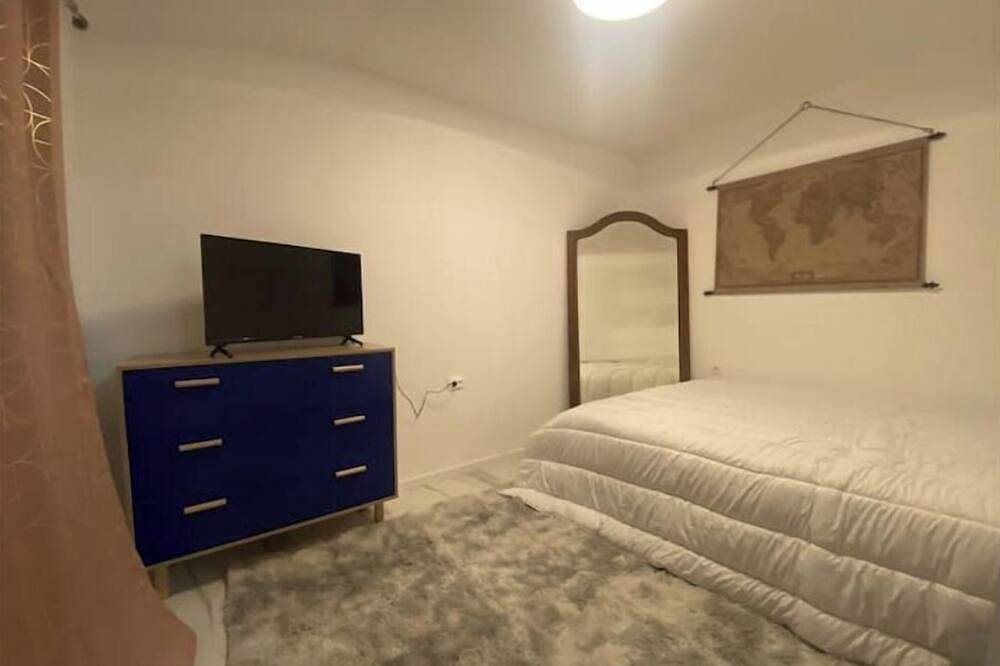 La maison bleue (4 km from Orly airport without planes) in Athis-Mons, Essonne