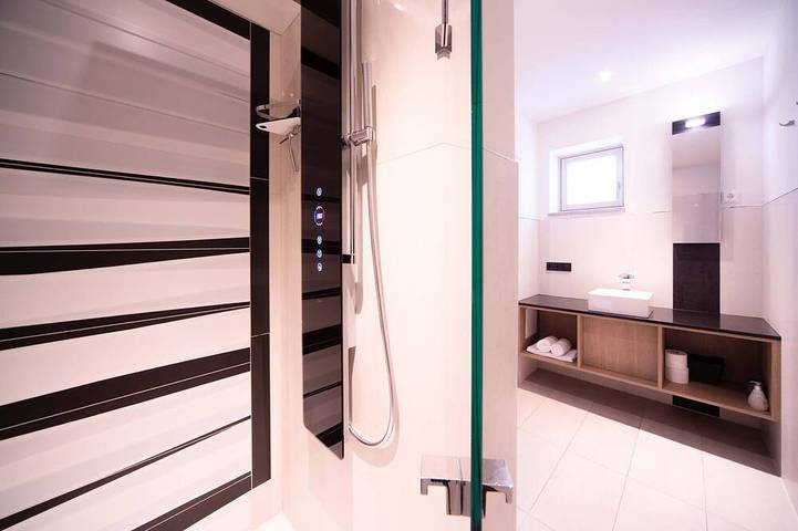 Ganze Wohnung, Atmos, 91 qm Obergeschoss, 2 separate Schlafzimmer, 2 Bäder in Bad Endorf, Chiemsee