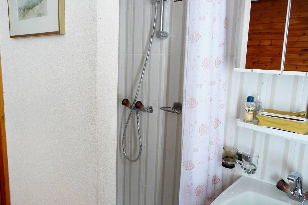 Geheel appartement, Charming chalet apartment in Portes du Soleil, close to lifts. in Morgins, Troistorrents