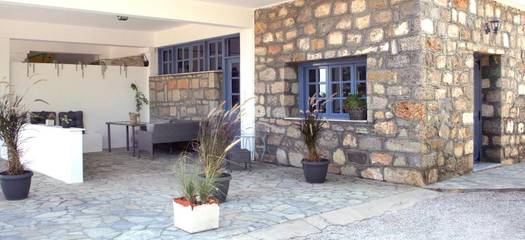 Gîte pour 2 personnes, avec jardin ainsi que vue et terrasse à Porto Heli