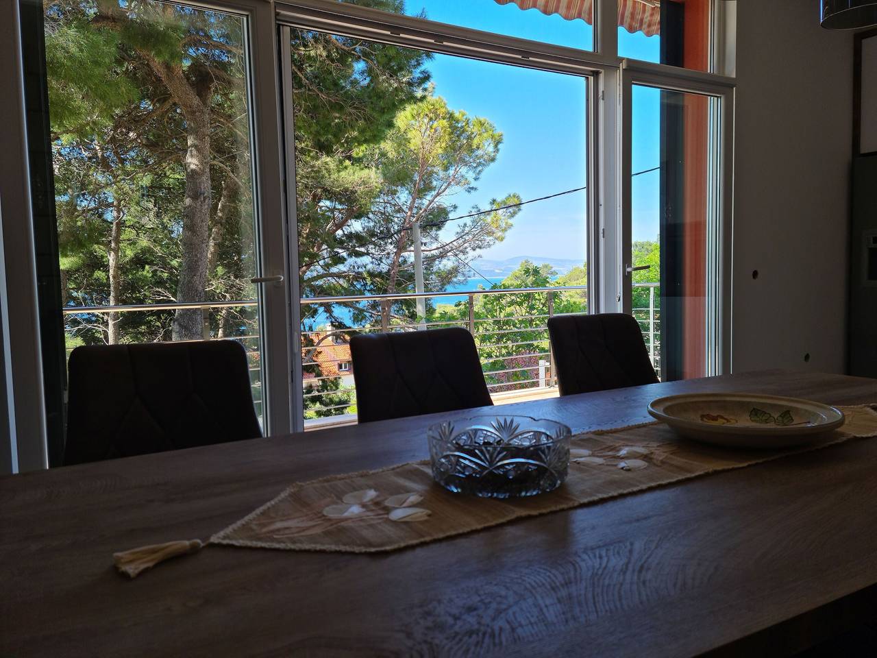 House Pine tree in Lokva Rogoznica, Split-Dalmatien