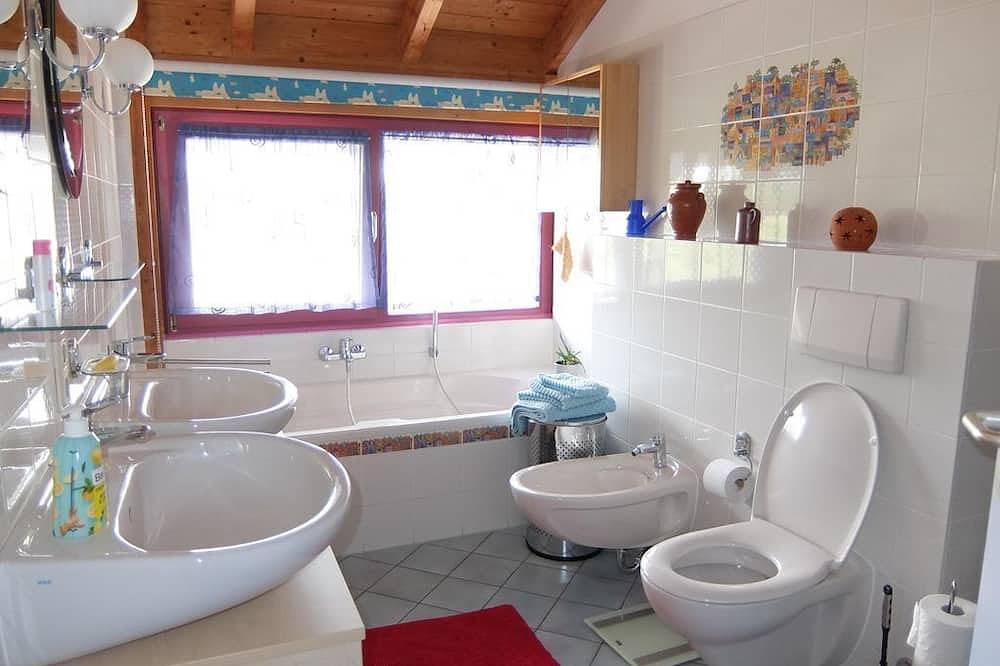 Ganze Wohnung, Blaues Haus - Une maison bleue - 2-Bett-Ferienwohnung Dusche/Wc, bis 4 Pers. in Hetzerath, Bernkastel-Kues & Umgebung