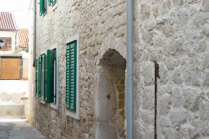 Frantoio Haus. Charmantes Steinhaus vor dem Steg in Betina, Tisno