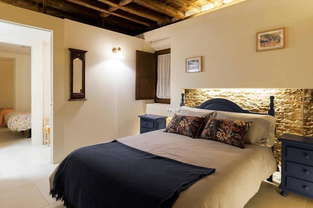 Entire apartment, Herreros Deluxe House (3 bedrooms) in Alcalá de Henares, Madrid Province