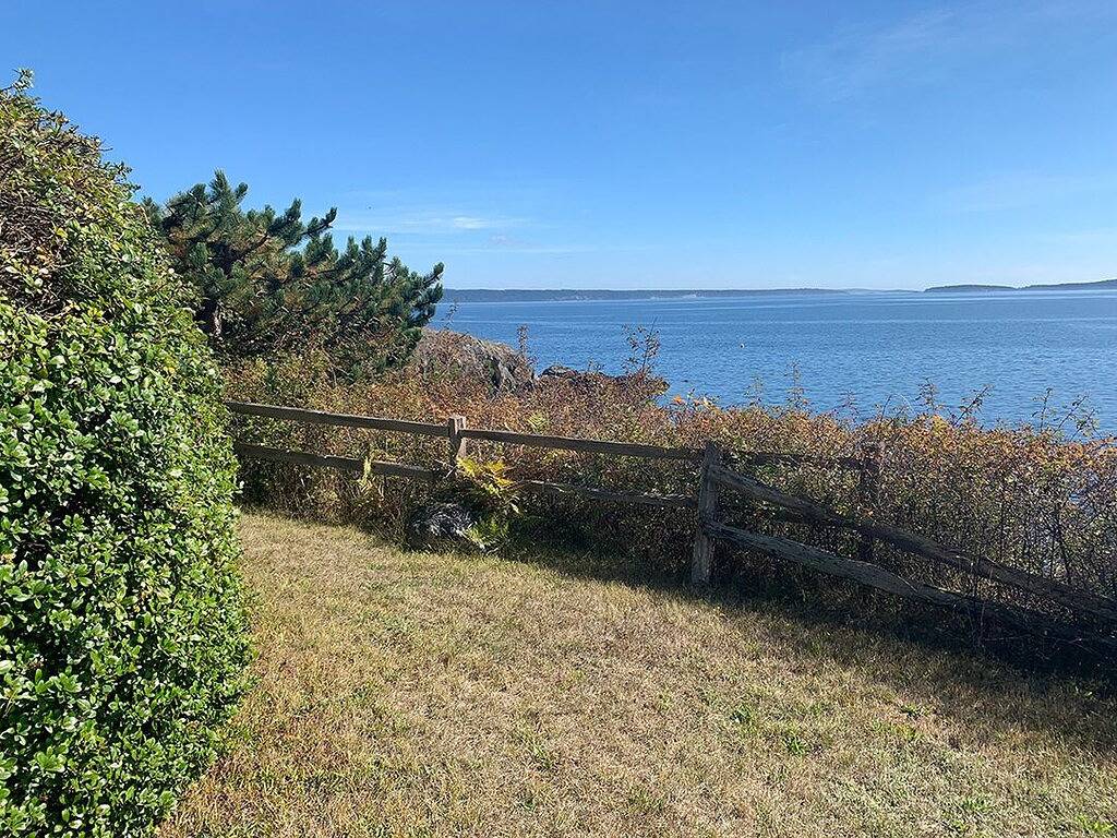 Waterfront Escape with Hot Tub in San Juan Island