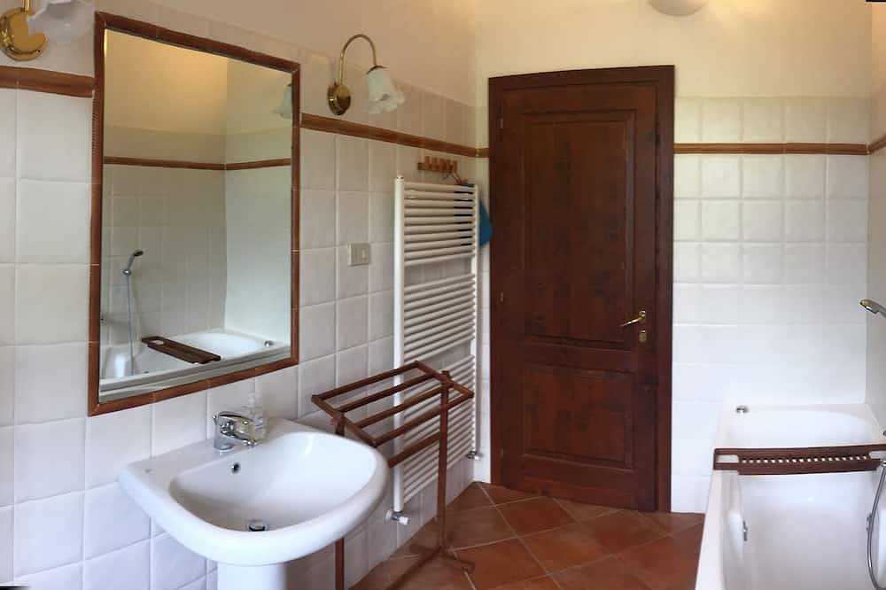Frittliggende villa med svømmebasseng, uteplass og privat furuskog in Riparbella, Etruscan Coast