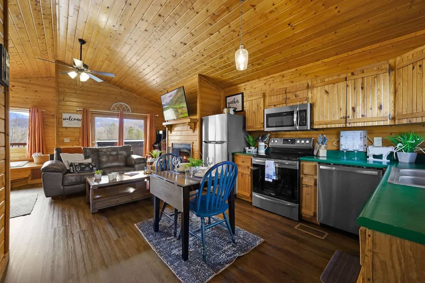 Apartamento inteiro, Great View  Location  Studio Log Cabin  Hot Tub  in Gatlinburg, Condado de Sevier