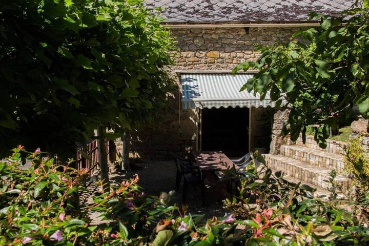 Location de vacances pour 5 personnes, avec terrasse et piscine ainsi que jardin et vue, animaux acceptés à Hautefage