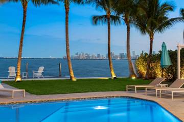 Vacation Rental for 8 Guests in North Bay Village, Florida, Picture 1