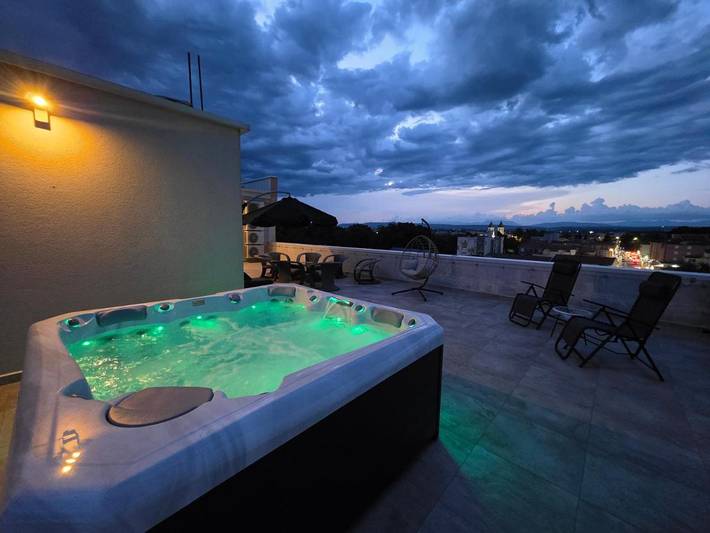 Appartement de vacances pour 9 personnes, avec terrasse ainsi que vue et piscine