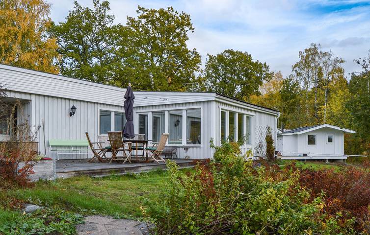 Ferienhaus für 7 Personen, mit Garten und Seeblick sowie Terrasse, kinderfreundlich in Flen - 2
