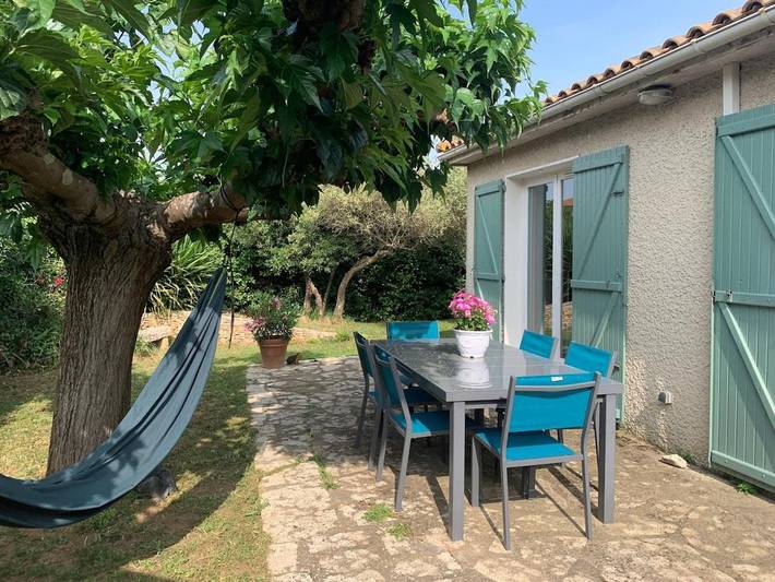 Location de vacances pour 6 personnes, avec terrasse à Garons
