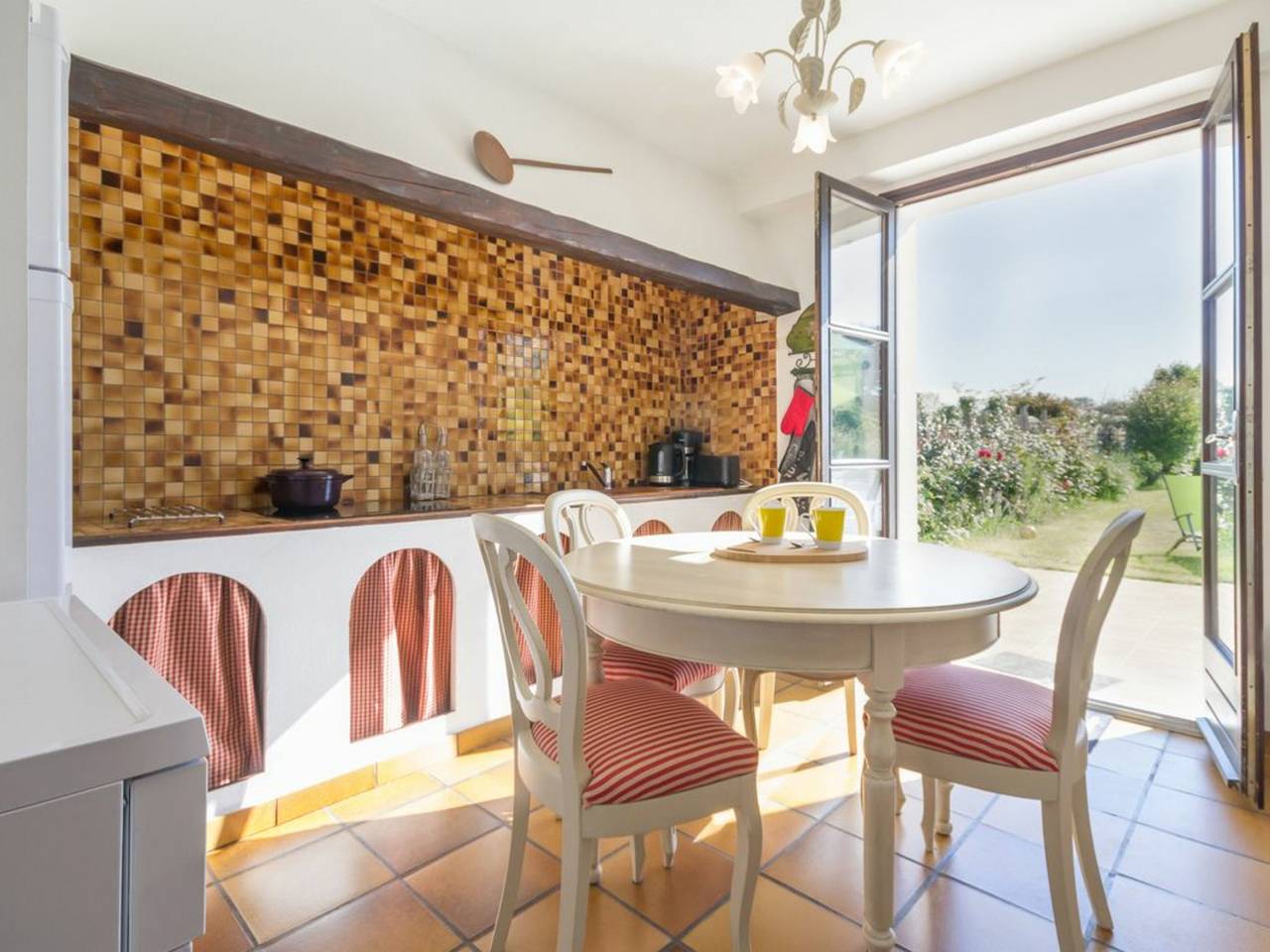 Chaumière Typique en Brière avec Cheminée, Wifi, et Terrasse - Idéal Familles in Île de Fédrun, Saint-Joachim