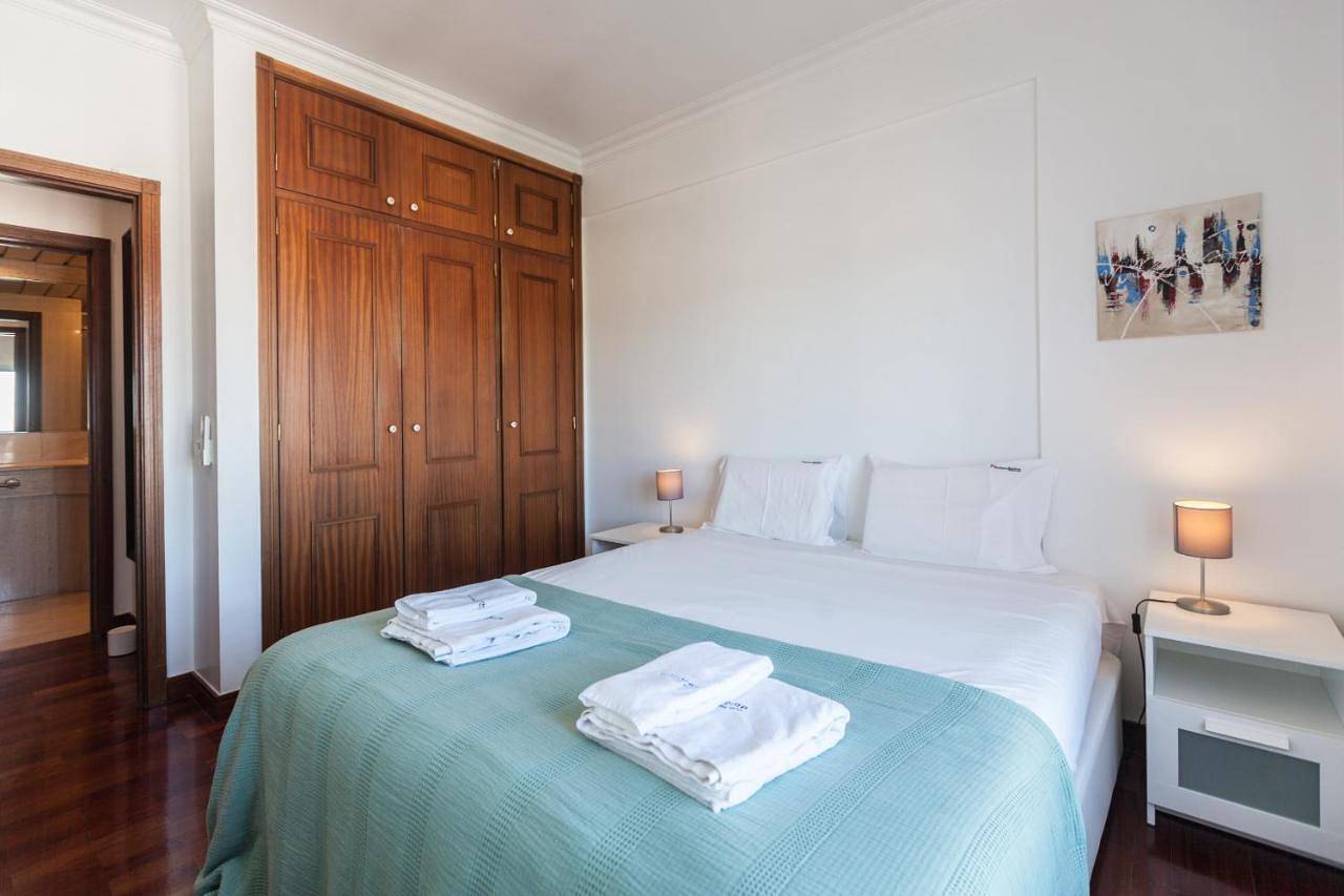 Apartamento inteiro, Two-Bedroom Apartment with Balcony in Benfica, Lisboa