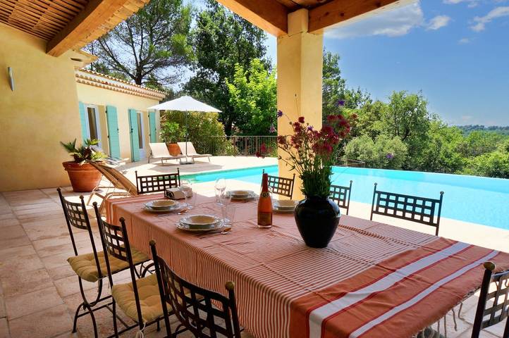 Gîte pour 8 personnes, avec piscine, adapté aux familles à Tourtour - 2