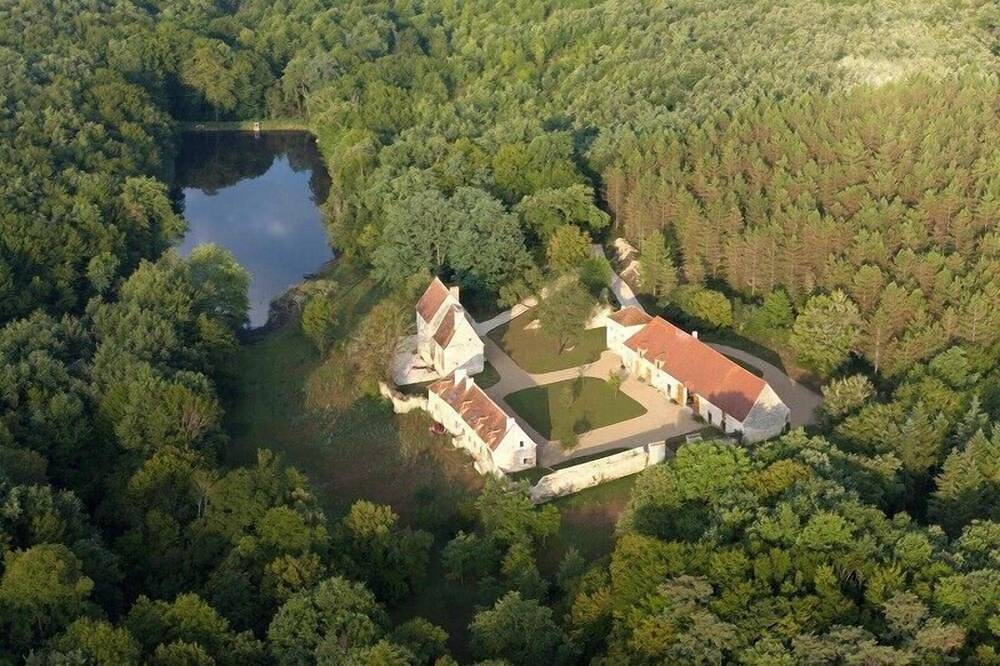 Gîte \"L'Anglin\" dans Domaine de 160 ha avec Piscine chauffée, Spa-Sauna in Chalais (Indre), Région de Le Blanc