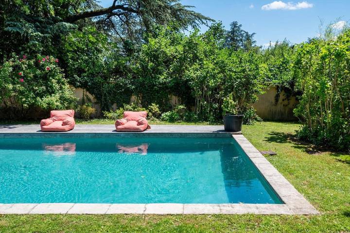 Location de vacances pour 16 personnes, avec piscine ainsi que terrasse et jardin à Écully - 2