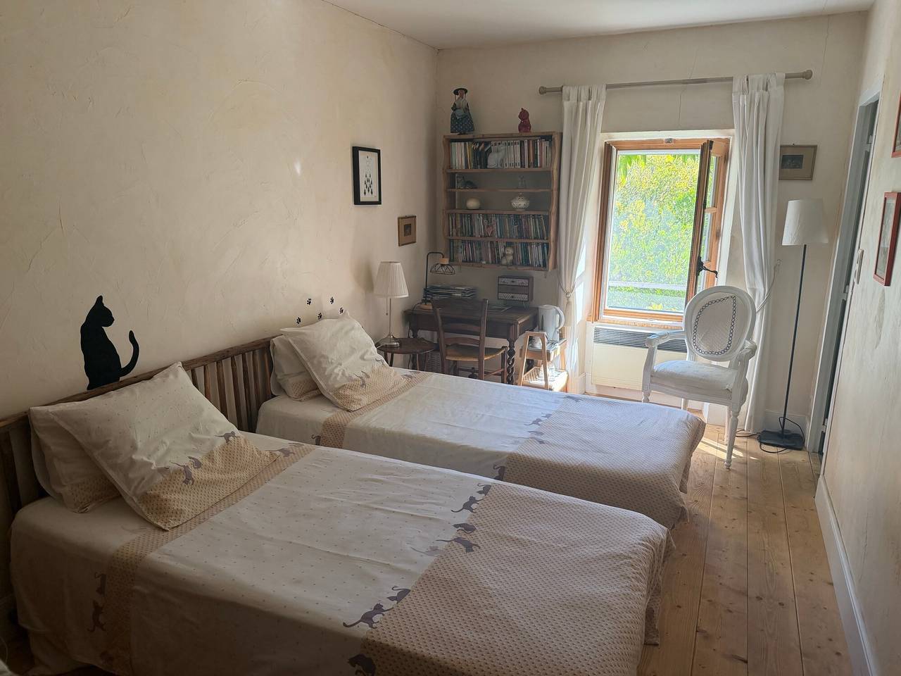 Bed and Breakfast 'Chambres Les Chats' com Vista Montanha, Jardim Partilhado e Wi-Fi in Châteaudouble (Drôme), Valence (Região)