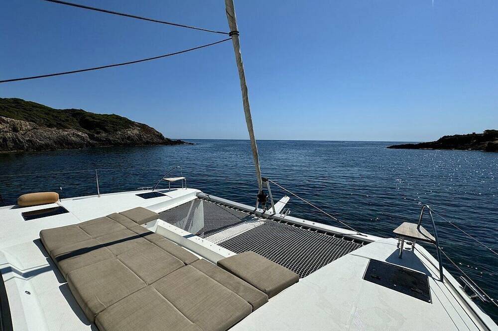 Catamarano Eden 2 a 8 persone orm. nel porto in Porquerolles