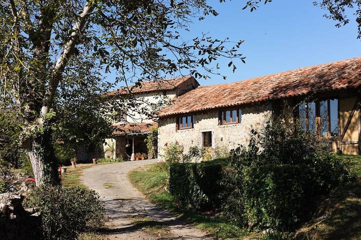 Gîte pour 15 personnes, avec Jardin à Montesquieu-Avantès