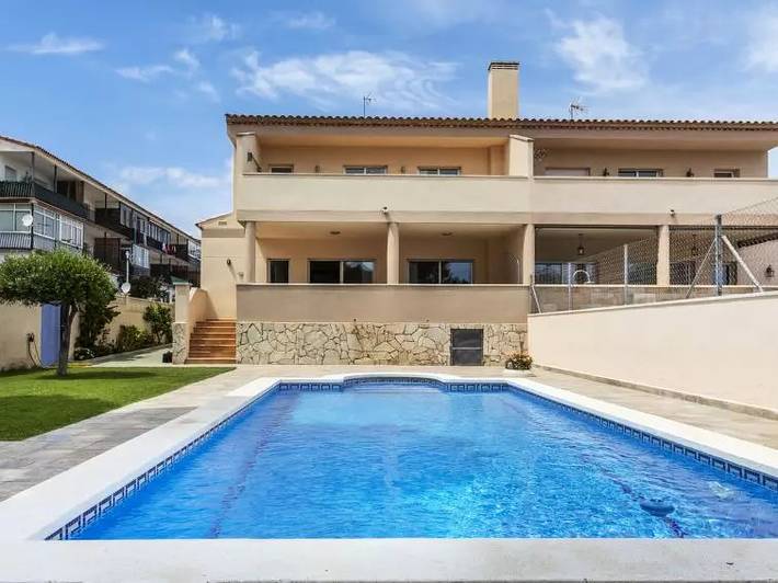 Chalet para 8 personas, con piscina y terraza en Miami Playa