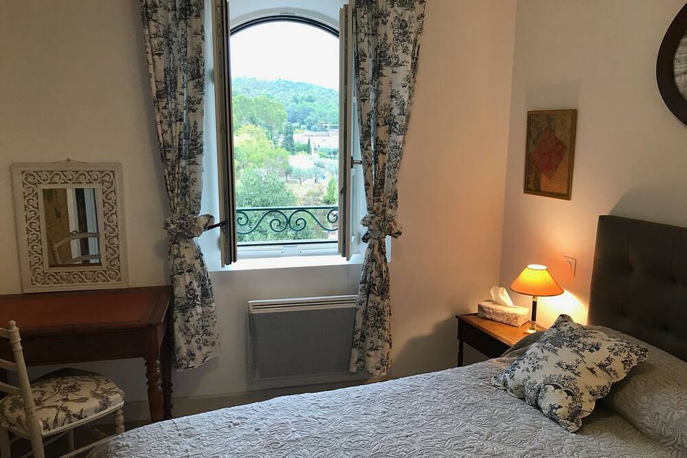 Schitterende T3 met uitzicht in de Provence - comfort - \"House of the Arcades\" 3 Kamers - N + 1 in Villecroze, Draguignan en omgeving