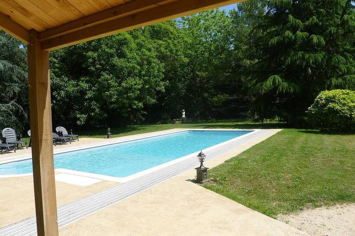 Location de vacances pour 2 personnes, avec Terrasse ainsi que Jardin et Piscine à Le Tablier