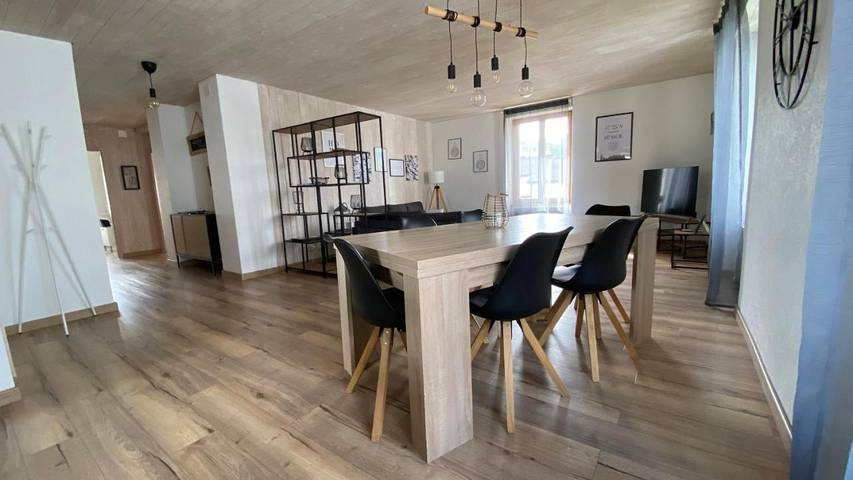 Gîte pour 6 personnes, avec Balcon et Terrasse ainsi que Jardin et Piscine à Porrentruy