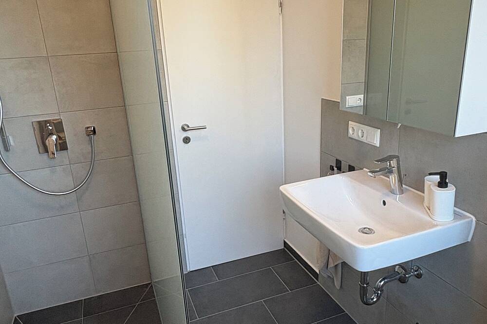 Ganze Wohnung, Modern eingerichtete 2-Zimmer Wohnung direkt beim Bahnhof in Straubing, Ostbayern