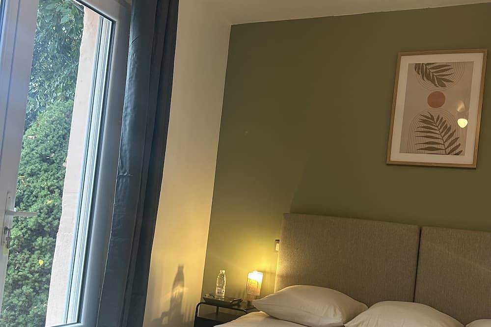 Doppelbett oder zwei Einzelbetten-Deluxe-Ensuite-Poolblick in Plassac, Blaye und Umgebung