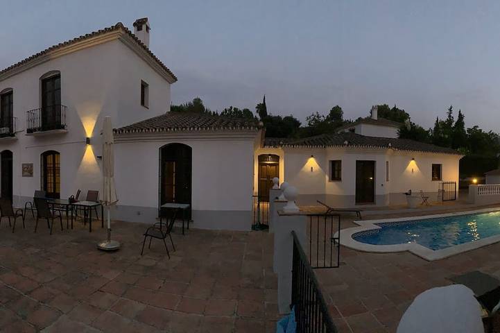 Apartamento para 6 personas, con piscina además de terraza y jardín en Coín
