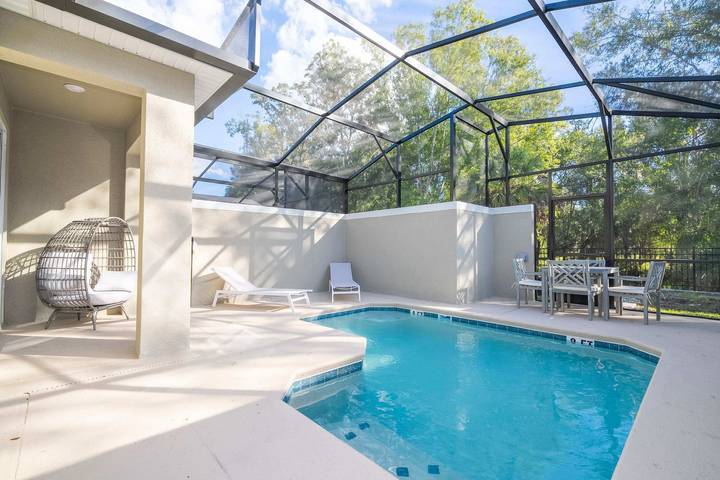 Vacation rental for 10 people, with pool, kid friendly in Disney Orlando