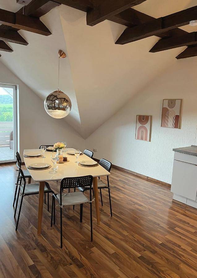 Ferienwohnung für 7 Personen, mit Ausblick und Seeblick sowie Balkon in Fränkisches Weinland