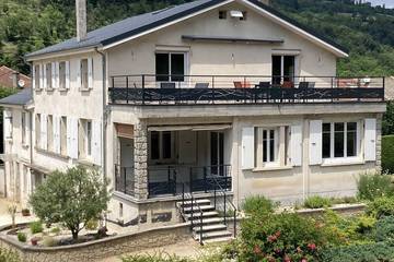 Gîte pour 8 personnes, avec jardin et piscine ainsi que terrasse et jacuzzi à Vocance