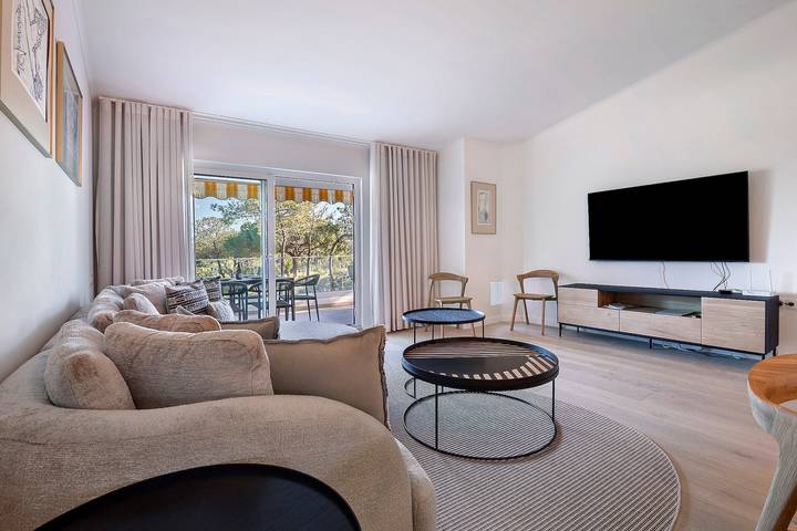 Apartamento inteiro, Amplo apartamento de férias "Dansk" com piscina, Wi-Fi, A/C & Varanda; Estacionamento disponível in Quinta do Lago, Almancil