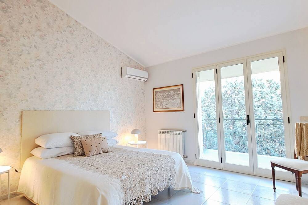 Spacious villa with pool, sleeps 10, at the foot of Mount Etna, 20 km from Catania in Ragalna, Ätna