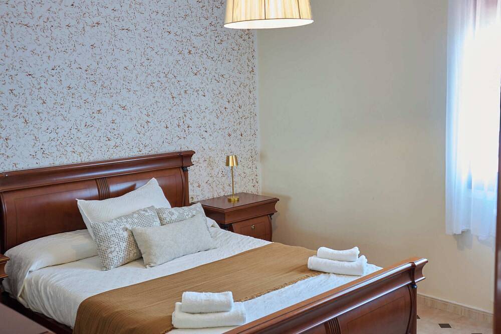 Casa Vistas Mar Ribeira: Porch, Barbecue, and Parking. Beach 3 min. away Families in Ribeira, Rías Baixas