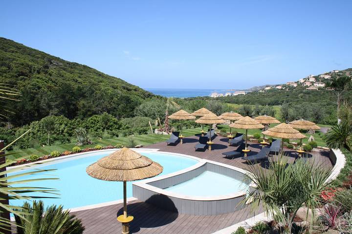 Gîte pour 5 personnes, avec Terrasse ainsi que Jardin et Piscine
