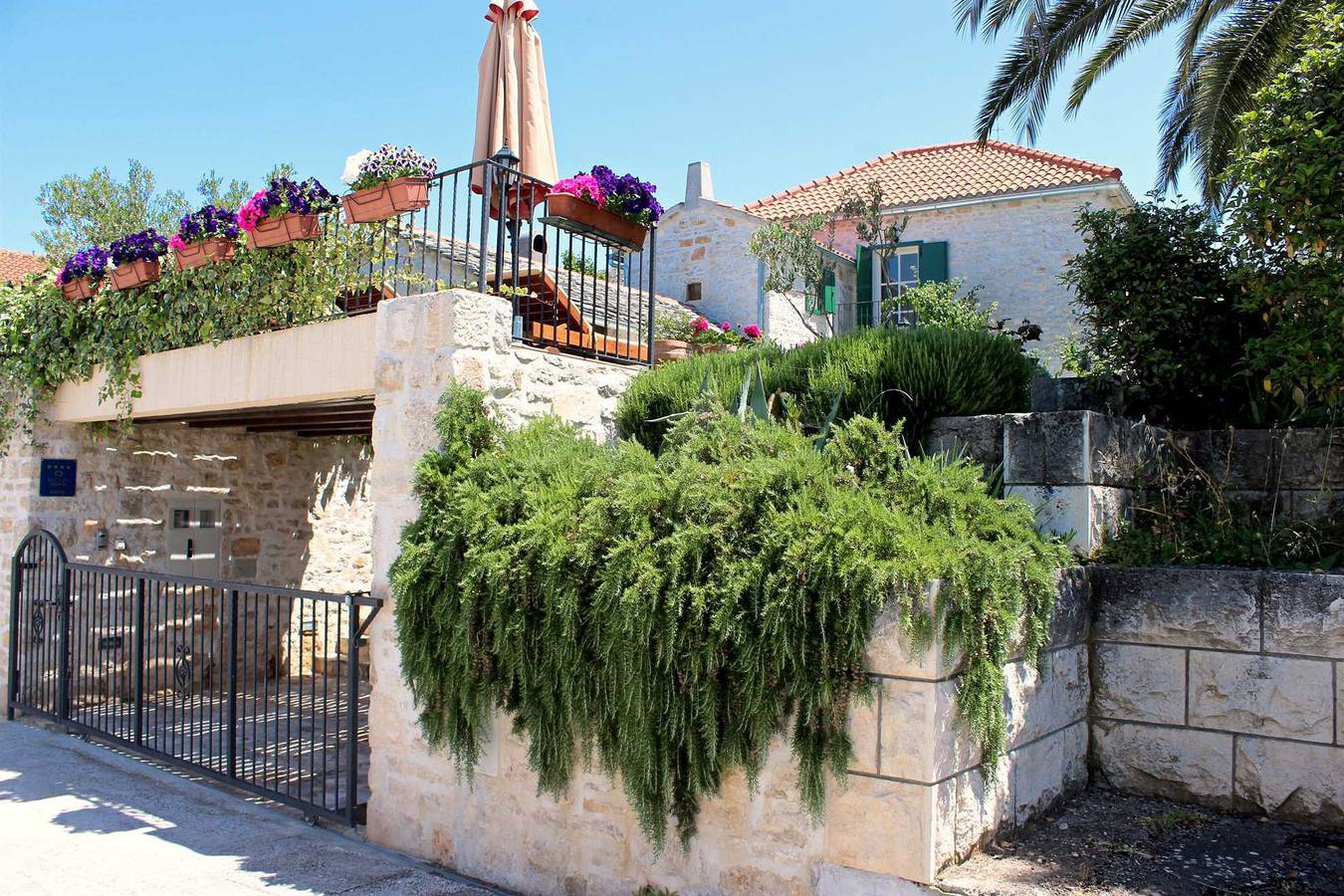 Villa für 6 Personen mit Balkon/Terrasse in Mirca, Supetar