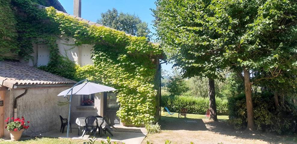 Location de vacances pour 4 personnes, avec jardin et vue, adapté aux familles à Villeneuve-de-Marc