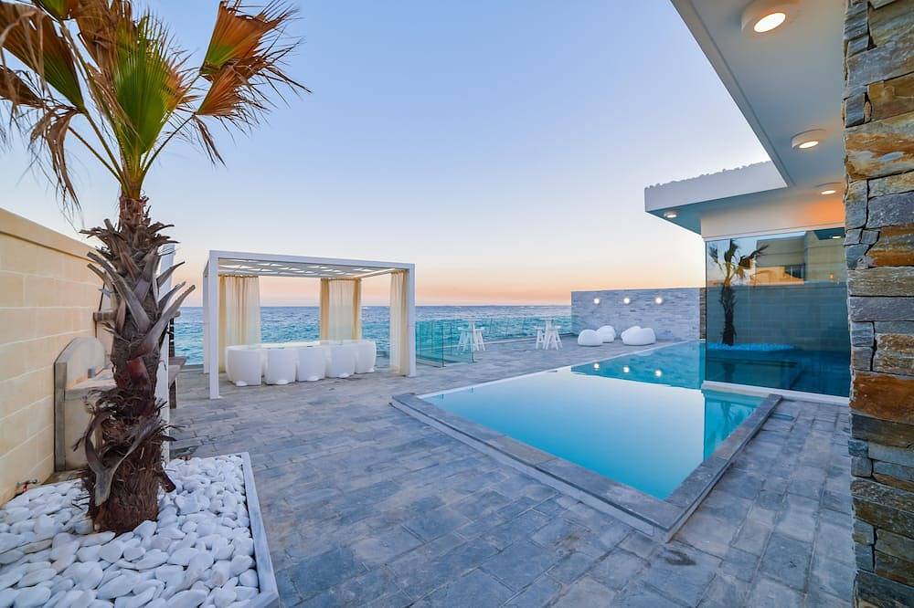 Eine spektakuläre, brandneue, moderne Villa direkt am Meer! in Marsaskala, Insel Malta
