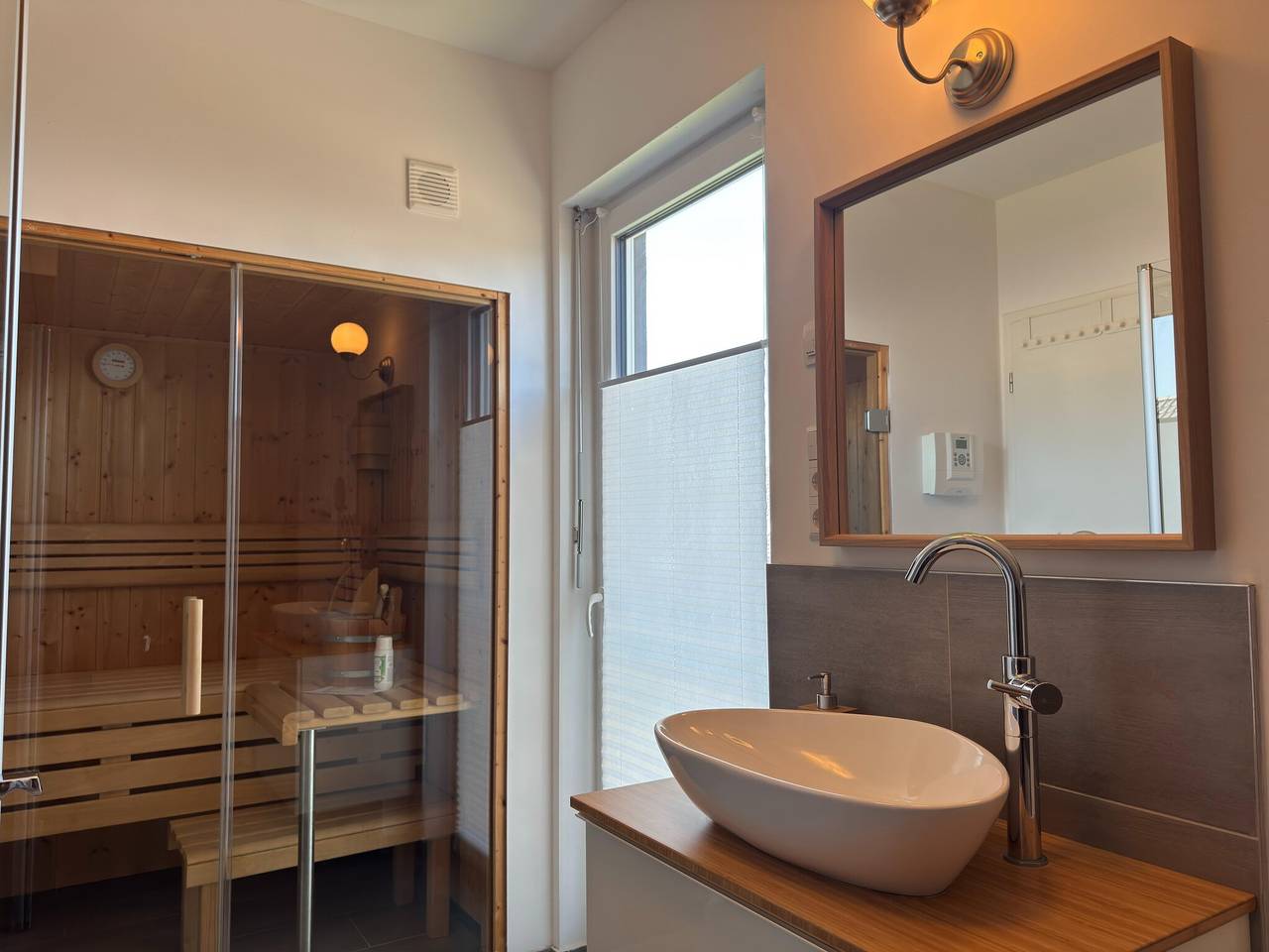 Ganze Wohnung, Moderne Ferienwohnung mit Sauna & Terrasse in Burhave, Butjadingen